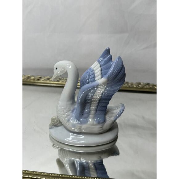 Beautiful Vintage Blue & White Porcelain Swan with Cygnets, 4" Tall - Picture 4 of 7